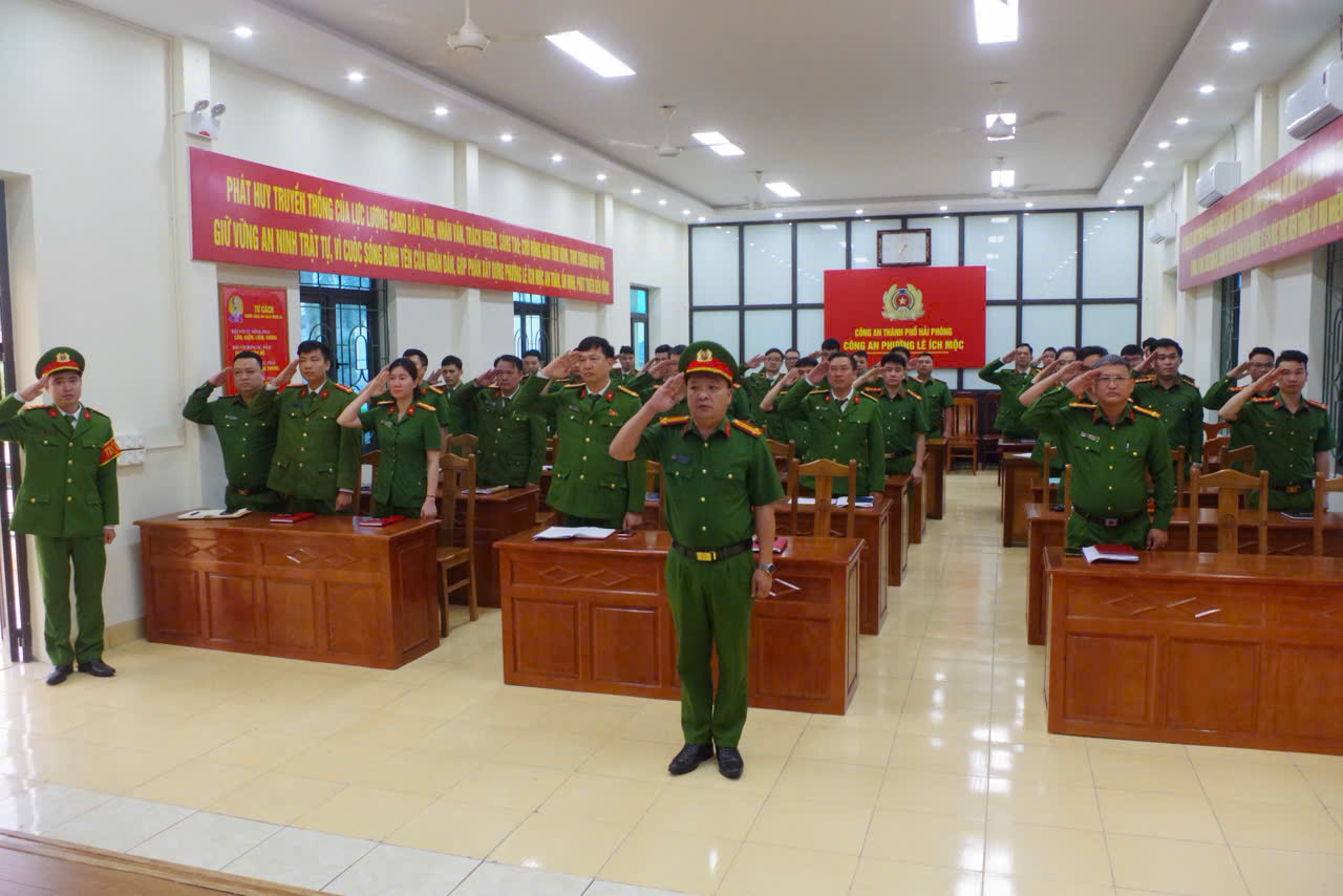 Công an phường Lê Ích Mộc tổ chức Lễ chào cờ đầu tháng 3 năm2026